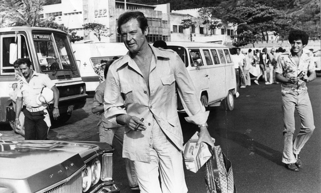 James Bond: O ator Roger Moore, de '007', caminhando na orla do Leme, no Rio