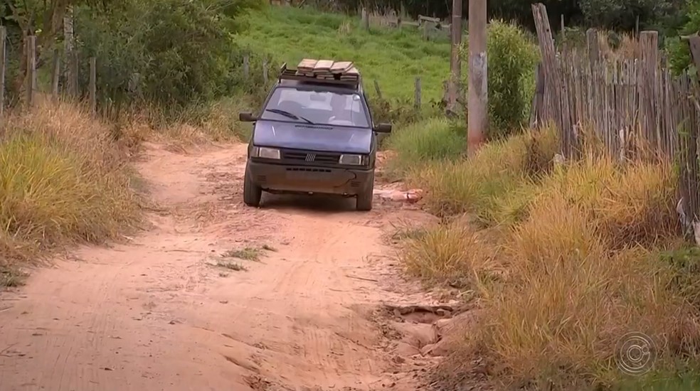 Moradores reclamam de falta de Ã¡gua e ruas esburacadas em bairro de Itapetininga â€” Foto: ReproduÃ§Ã£o/TV TEM