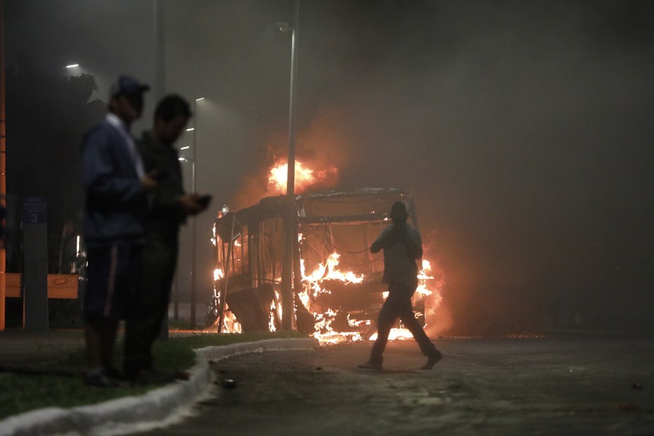 Manifestantes bolsonaristas ateiam fogo em ônibus durante protesto em Brasília