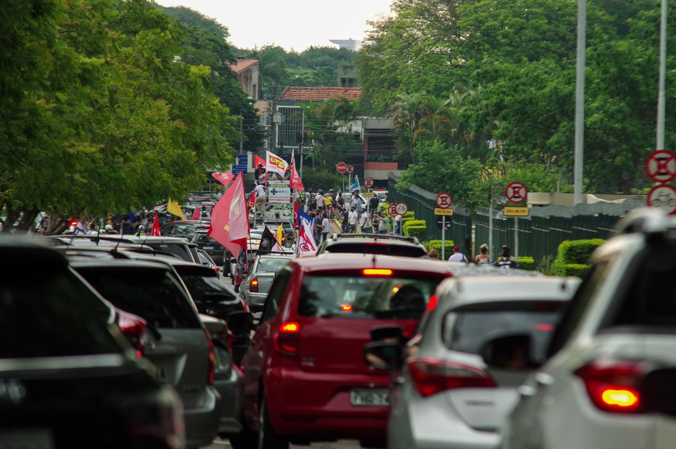 Manifestantes fazem carreata contra o governo Bolsonaro na Assembleia Legislativa de São Paulo (ALESP) neste sábado (23) — Foto: Agência Estado