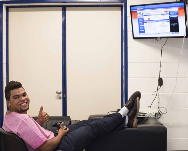 Jésus aproveita o tempo livre para jogar vídeo game no camarim (Foto: Camila Serejo/Gshow)