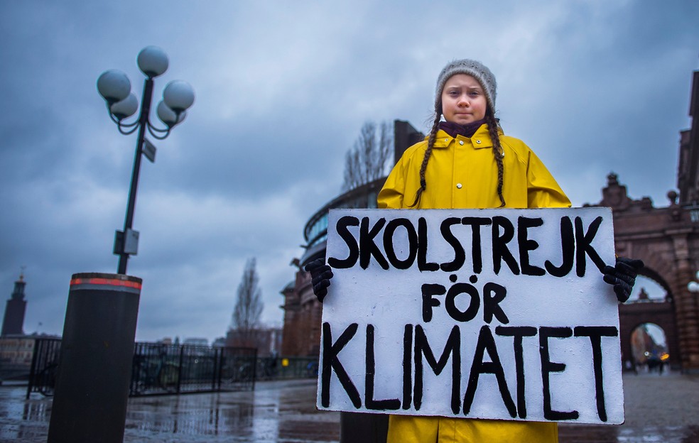 Greta Thunberg, ativista que iniciou o movimento 'Fridays for Future' protesta em frente ao Parlamento da Suécia com o cartaz: 'Greve das escolas pelo clima' — Foto: TT News Agency/Hanna Franzen via Reuters