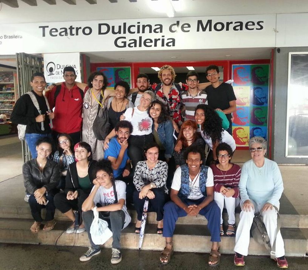 Moema de Osiris (blusa branca e calça preta) junto com a turma de calouros do curso de artes cênicas da Faculdade de Artes Dulcina de Moraes — Foto: Arquivo pessoal