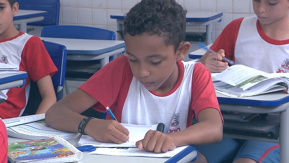 Ian é estudante do 4º ano em uma escola municipal de João Pessoa; ele pediu um emprego para a mãe ao Papai Noel dos Correios (Foto: Reprodução/TV Cabo Branco)