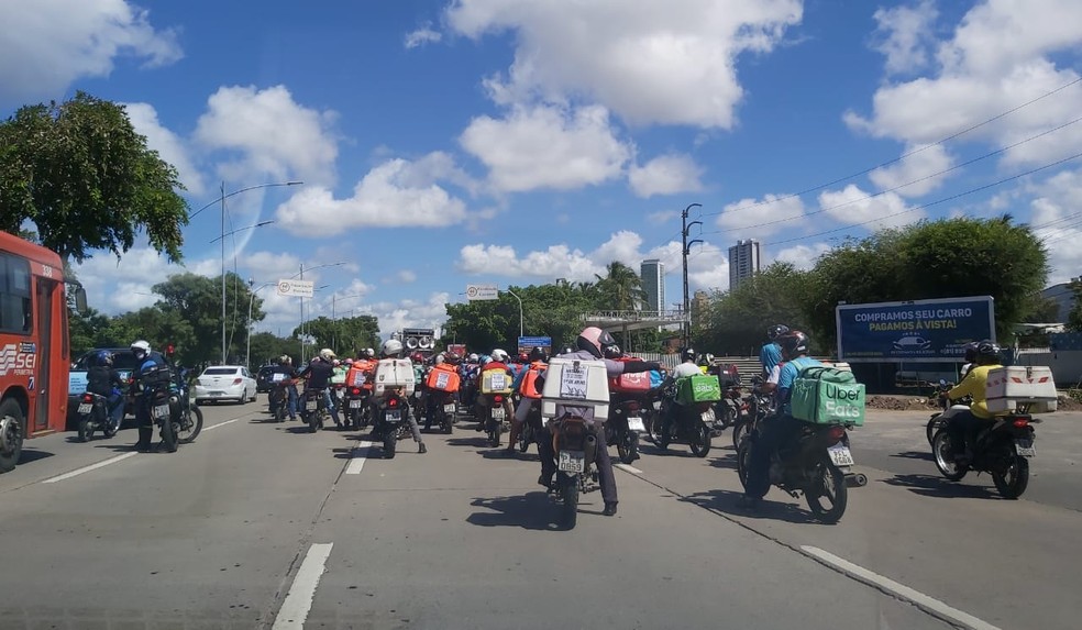 Em protesto, entregadores seguiram em motos pelas principais vias do Recife, nesta quarta-feira (1º), por volta das 11h — Foto: Eliab Pessoa/TV Globo