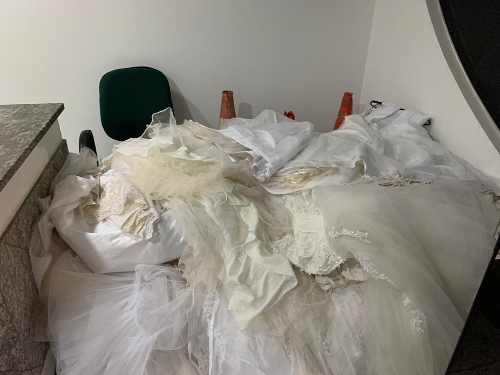 Delegado diz que vestidos estão na delegacia para possível reconhecimento de vítimas — Foto: Polícia Civil/Divulgação
