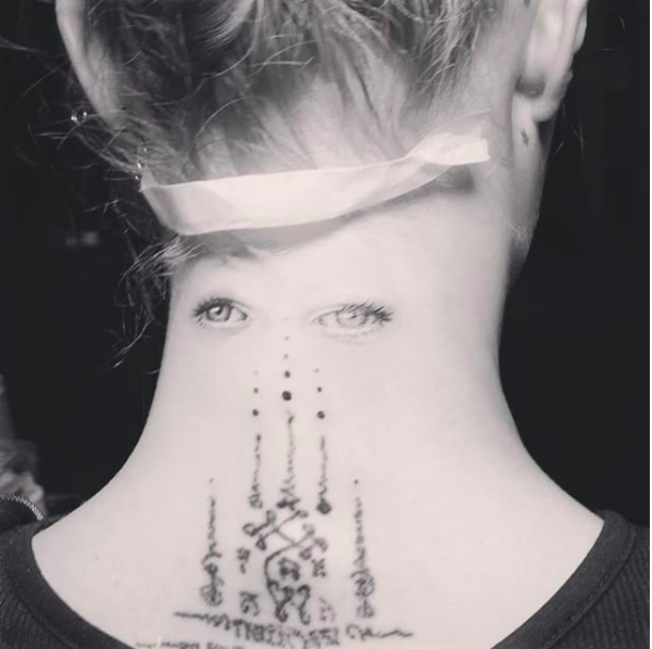 A tatuagem da atriz Cara Delevingne (Foto: Instagram)