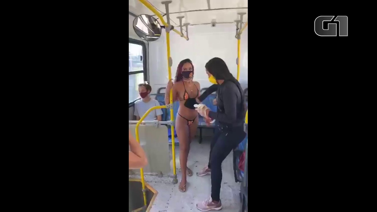 Mulher faz bronzeamento em ônibus em protesto contra fechamento de espaço no Grande Recife