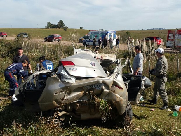 Carro capotou e motorista foi lançado para fora fora do veículo (Foto: CRBM/Divulgação)