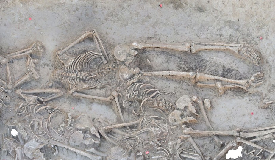 37 esqueletos foram encontrados sem cabeça; imagem mostra dois deles deitados de bruços