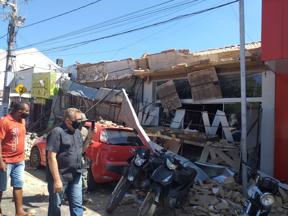Fachadas de duas lojas caem e funcionários ficam presos em Floriano — Foto: Aparecida Santana/ TV Clube