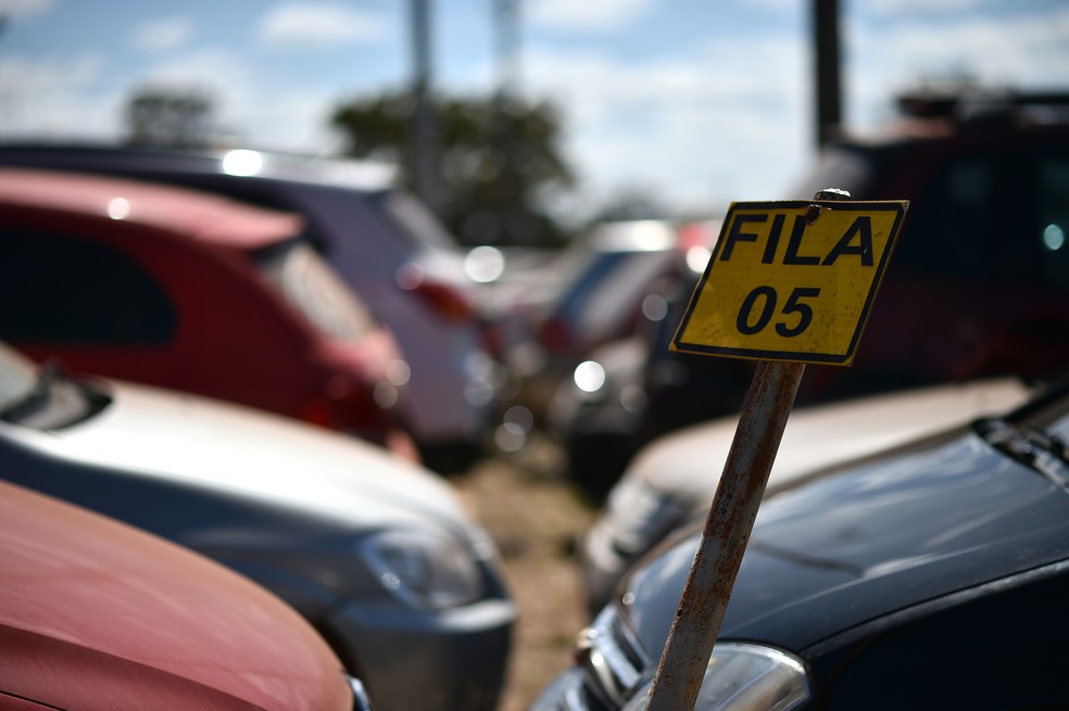 Fila de carros em depósio do Detran-DF (Foto: Andre Borges/Agência Brasília)