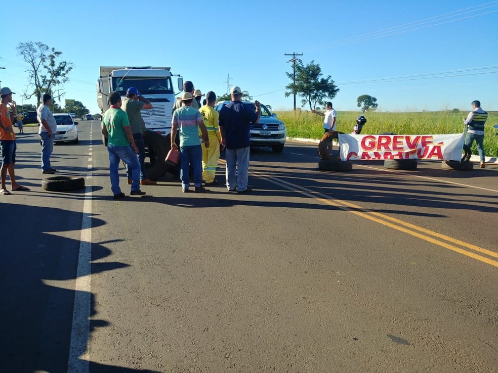 Caminhoneiros parados em trecho de Camapu&Atilde;&pound; (Foto: Wando Luiz/Arquivo Pessoal)