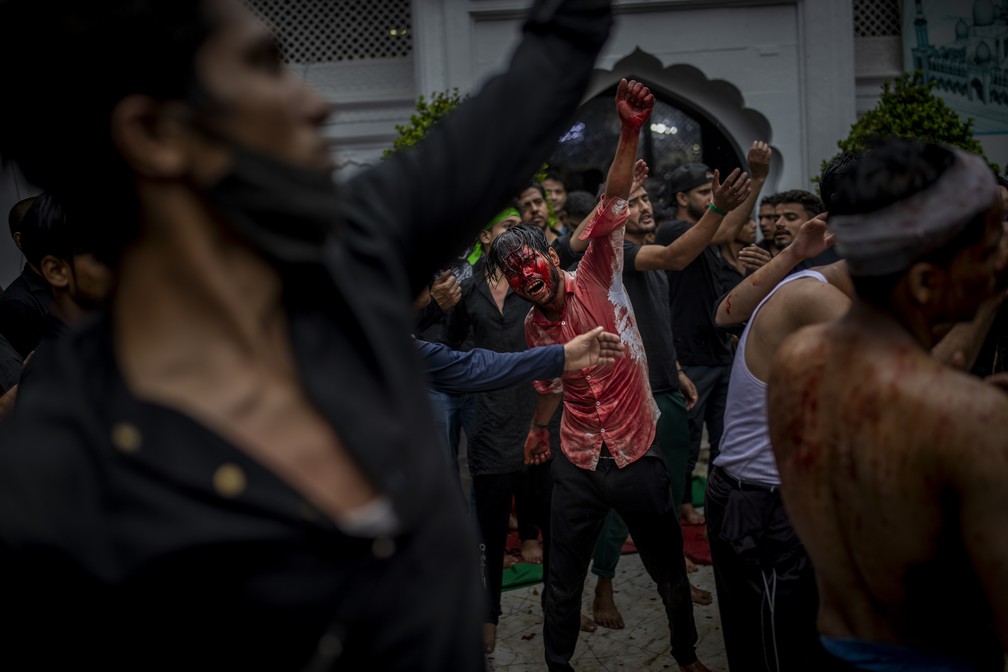 20 de agosto - Muçulmanos xiitas se autoflagelam durante a Ashura, principal comemoração desta ramificação do Islã, em Nova Délhi, capital da Índia — Foto: Altaf Qadri/AP