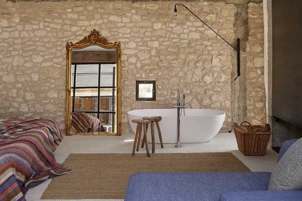 Todo feito em pedra, hotel de luxo no Marrocos é um refúgio em meio a olival  (Foto: Divulgação)