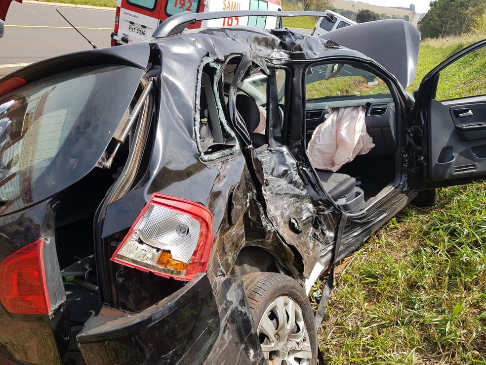 Acidente entre van e carro foi registrado entre Avaré (SP) e Cerqueira César (SP) — Foto: Arquivo Pessoal
