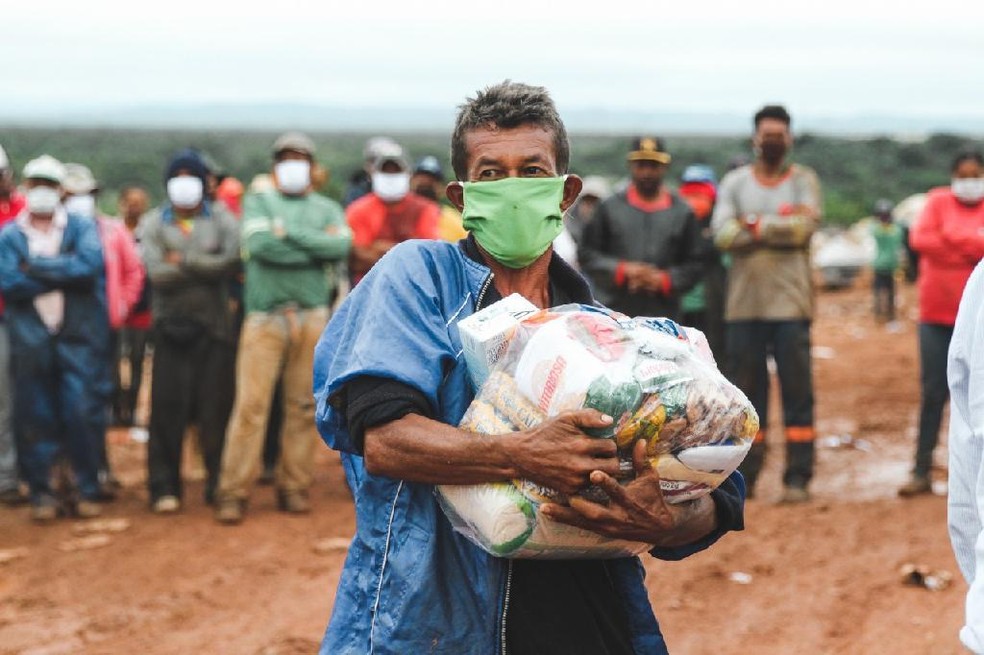 Trabalhadores recebem ajuda de voluntrios durante a pandemia  Foto: Bruno Cidade/DPMT