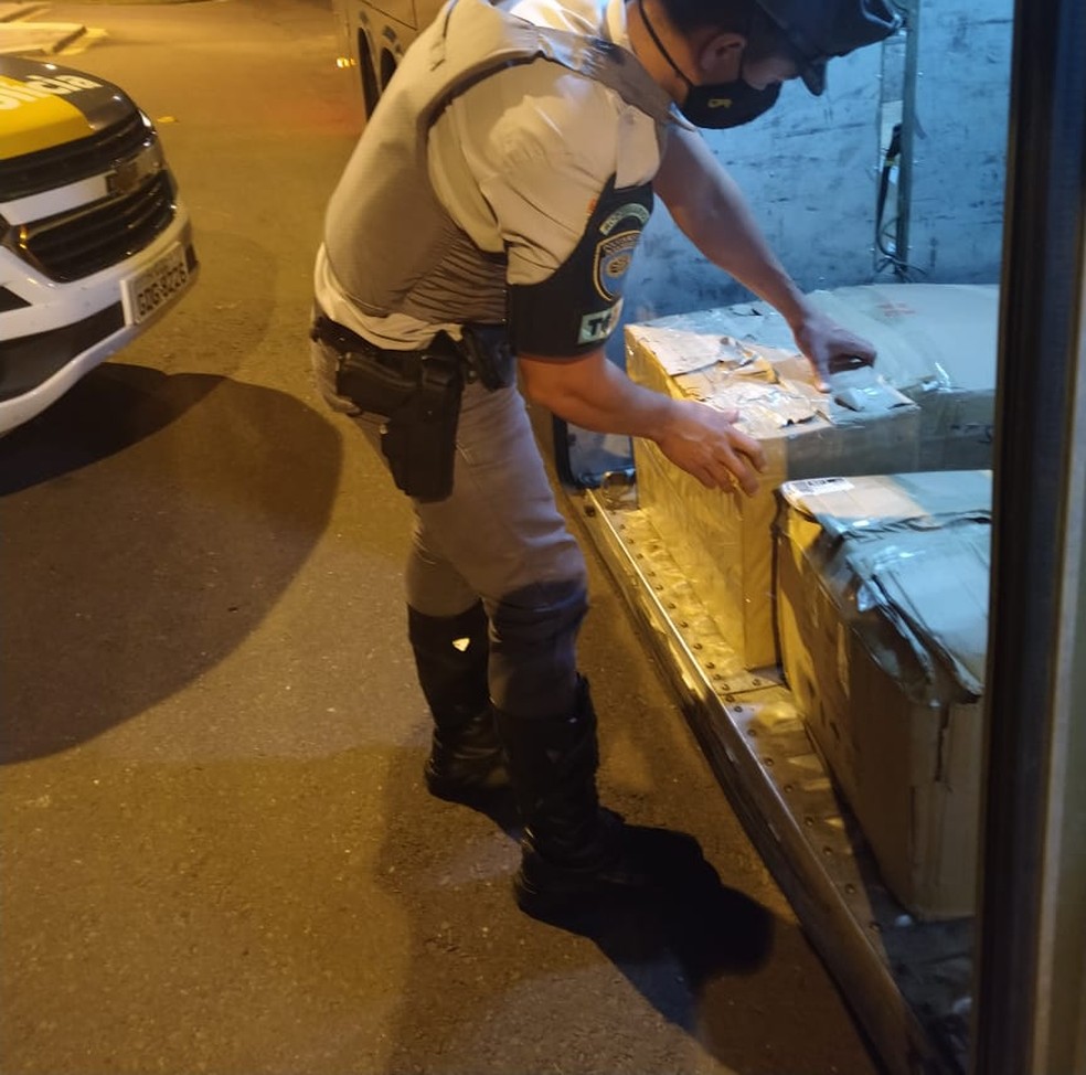 Eletrônicos diversos e comprimidos de complexos vitamínicos foram apreendidos — Foto: Polícia Rodoviárias