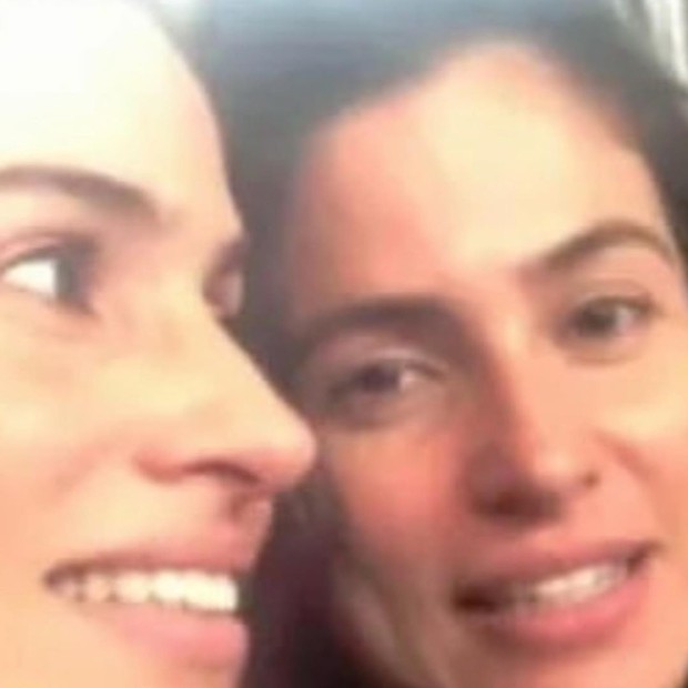 Renata Vasconcellos com a irmã gêmea (Foto: Reprodução/Instagram)
