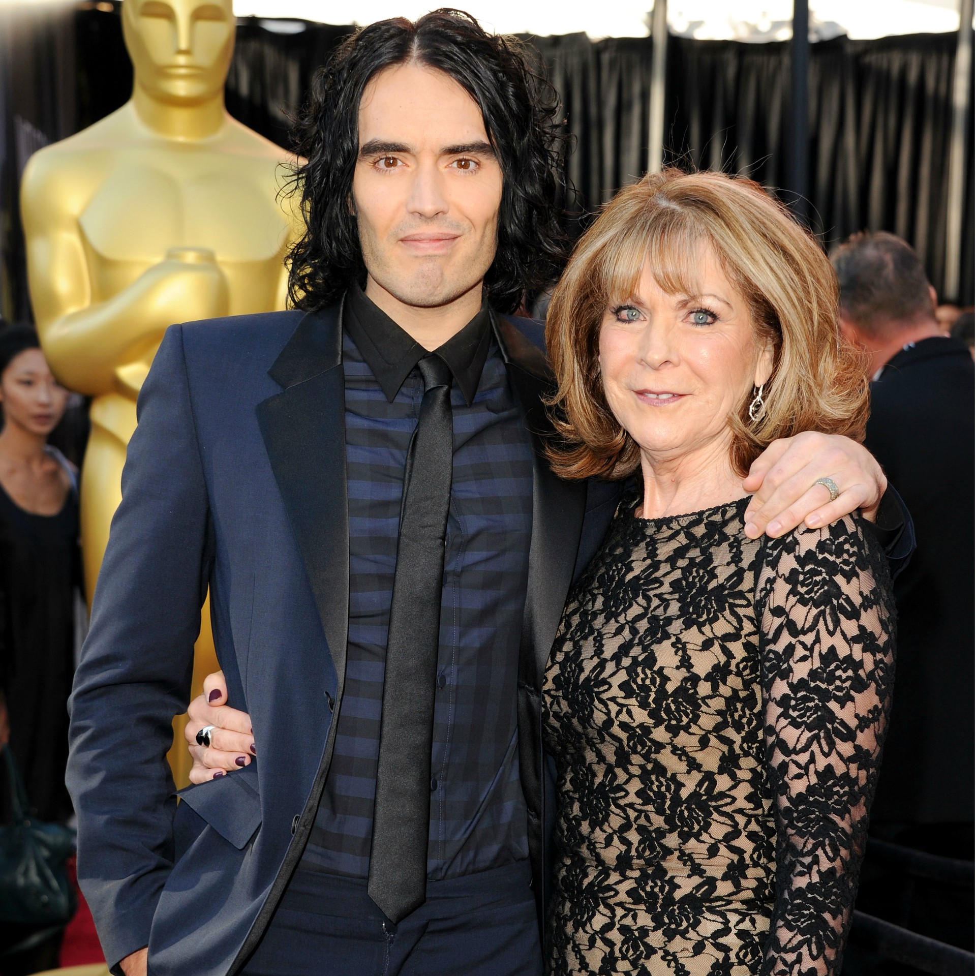 O ator e comediante Russell Brand trouxe a mamãe, Barbara, à entrega do Oscar em 2011. (Foto: Getty Images)