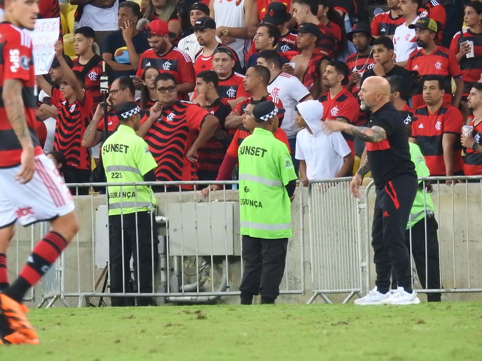 Jorge Sampaoli orienta o Flamengo em jogo contra o &Ntilde;ublense &mdash; Foto: Fred Gomes
