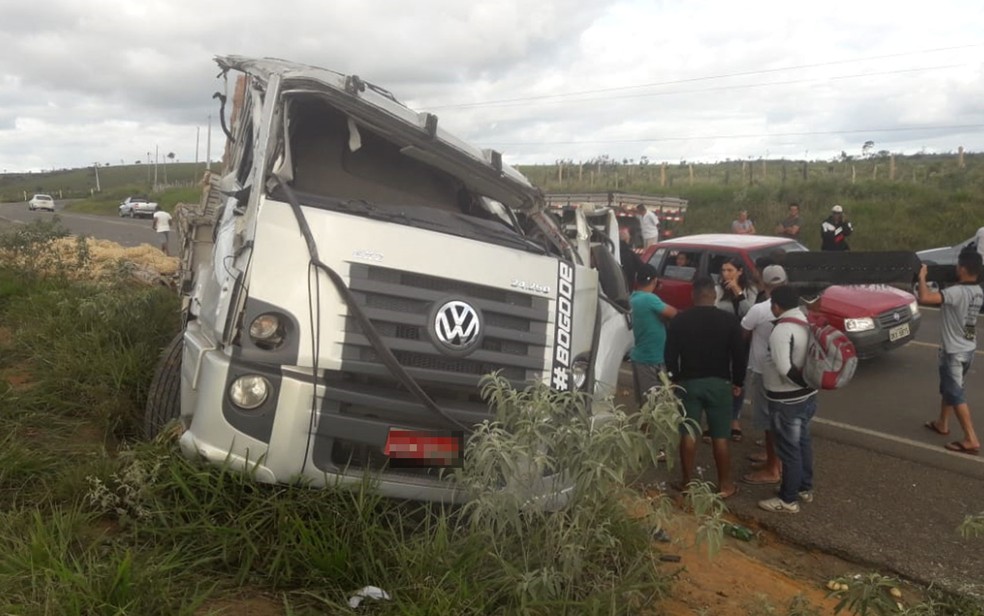 CaminhÃ£o envolvido em acidente que deixou jovem de 22 anos morta em Jaguaquara, no sudoeste da Bahia â?? Foto: Blog Marcos Frahm