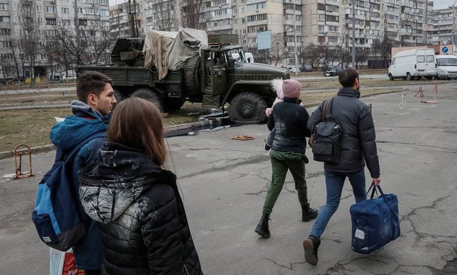 Pessoas deixam Kiev após os ataques da Rússia