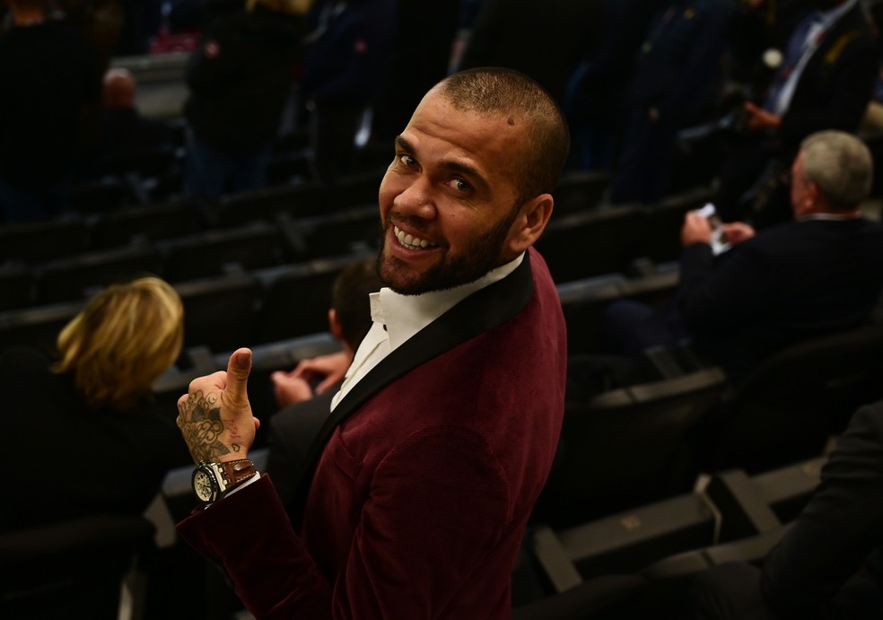 Daniel Alves acompanha final da Liga das Nações entre Espanha e França no San Siro, em Milão, na quarta-feira passada — Foto: Marco Bertorello/Getty Images