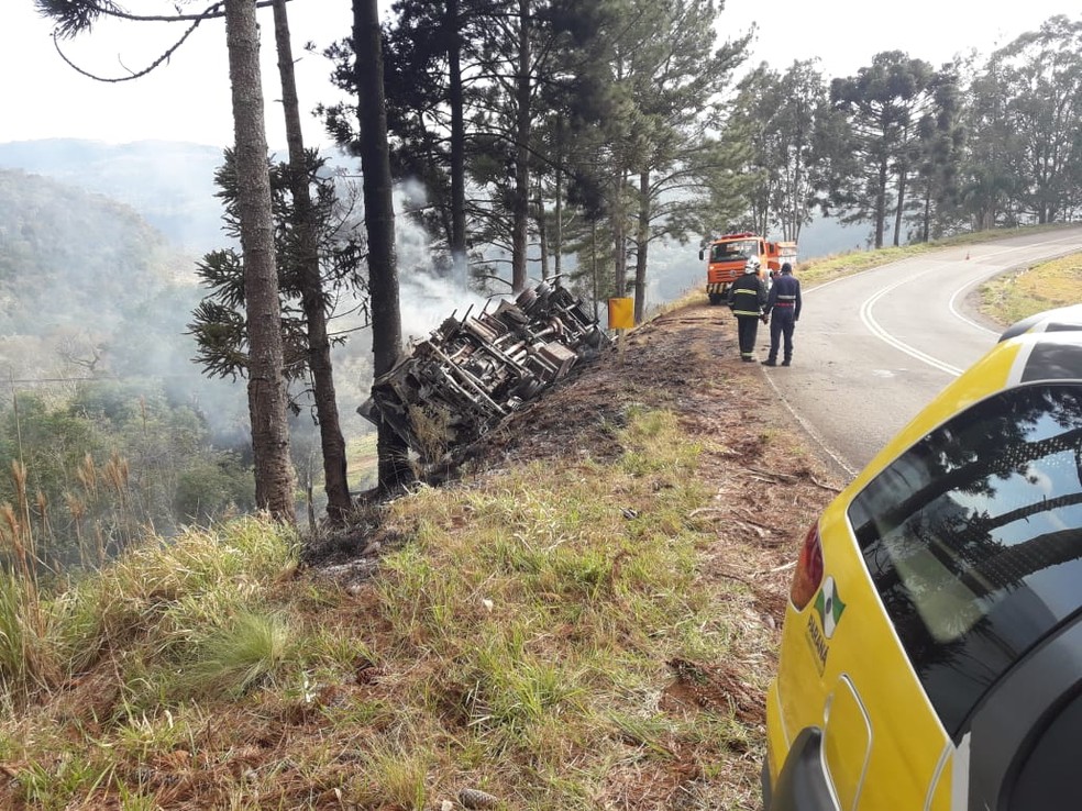 Motorista abandonou caminhÃ£o apÃ³s o acidente, segundo os bombeiros â Foto: PolÃ­cia RodoviÃ¡ria Estadual/DivulgaÃ§Ã£o