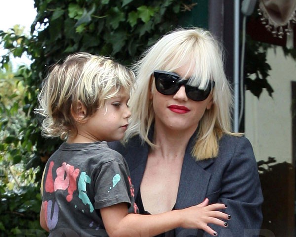 Gwen Stefani e o filho, Kingston Rossdale, que vive com as unhas pintadas (Foto: Reprodução)