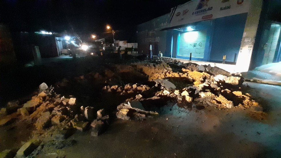 Avenida das Fronteiras foi interditada totalmente na Zona Norte da cidade — Foto: Sérgio Henrique Santos/Inter TV Cabugi