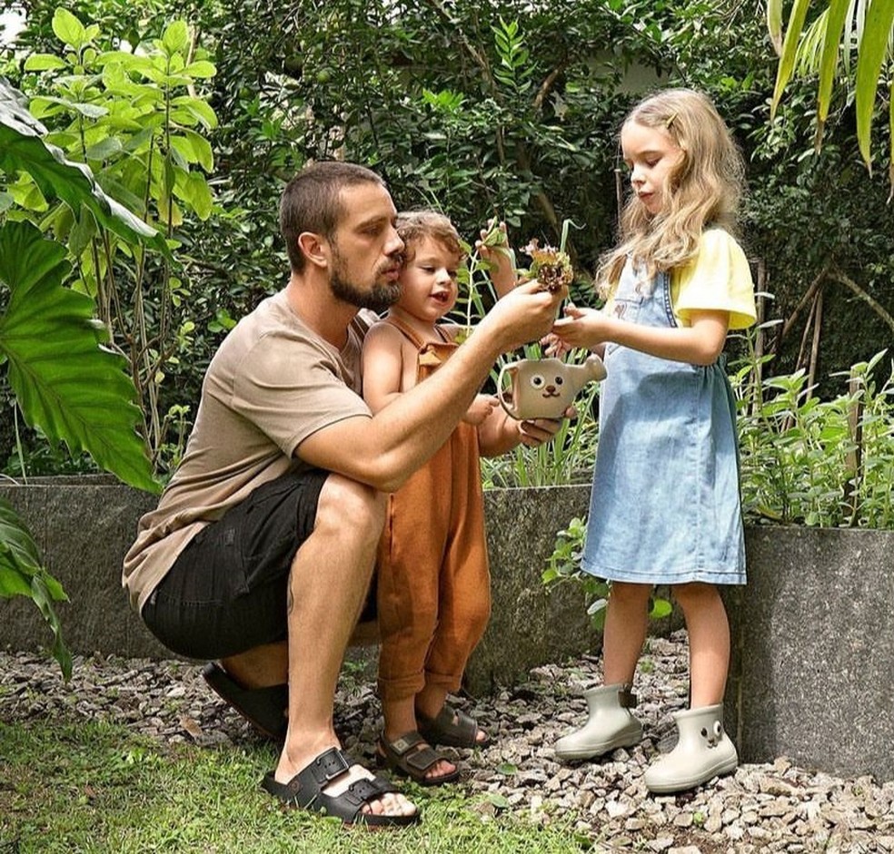 Rafael Cardoso com os filhos — Foto: Reprodução/ Instagram