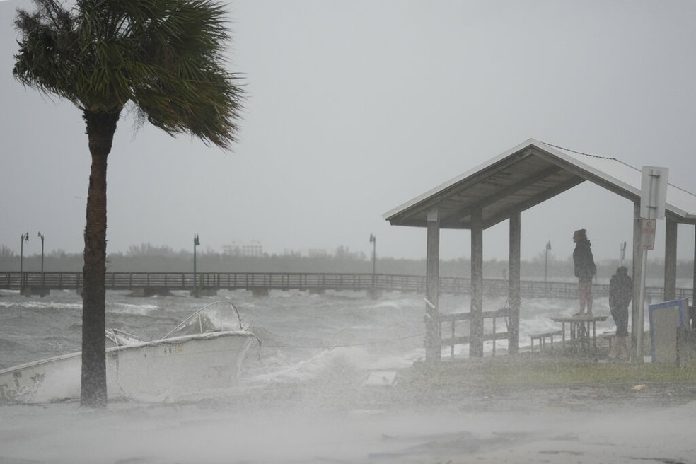 Pessoas observam movimento do mar antes da chegada do furacão Nicole à costa da Flórida, nos Estados Unidos, em 9 de novembro de 2022. — Foto: Rebecca Blackwell/ AP