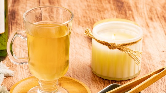 Drinque de vinho branco com chá é ideal para aquecer os dias frios