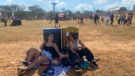 Lollapalooza: no calor de 31°C até sombra da lata de lixo é aproveitada