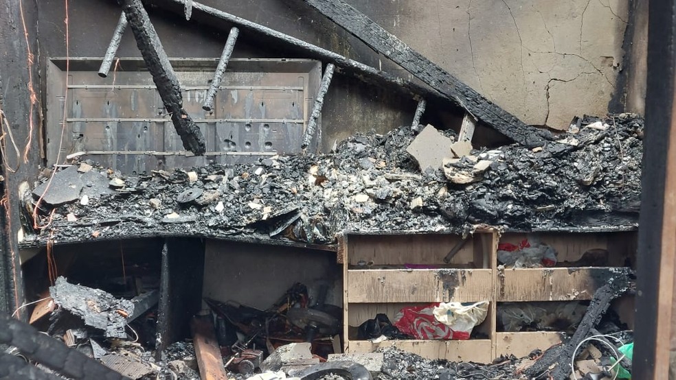Casa ficou totalmente destruída pelas chamas  — Foto: Derick Silva/ Rede Amazônica