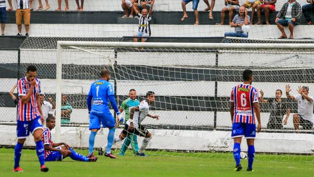 Alef Manga comemora o gol do ASA
