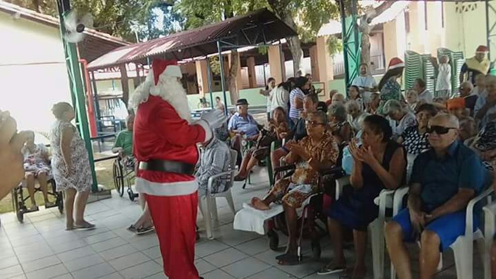 Papai Noel realiza trabalhos solidários em instituições de caridade para crianças e idosos no Ceará (Foto: André Bueno/Arquivo pessoal)