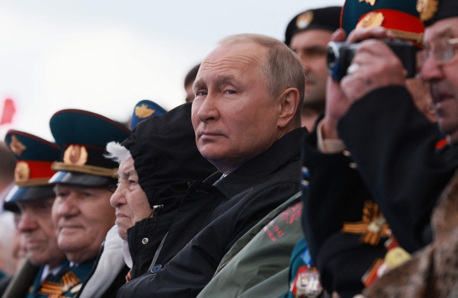 Vladimir Putin, presidente da Rússia, assiste a parada militar na Praça Vermelha, em Moscou