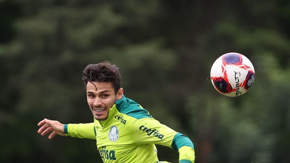Destaque do Palmeiras, Raphael Veiga busca encerrar jejum e balançar a rede em casa