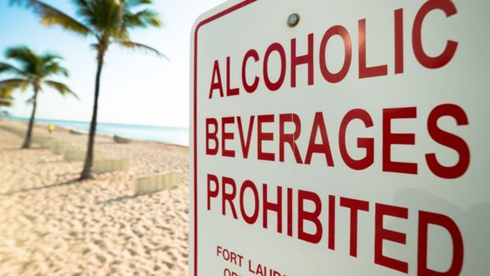 Alguns lugares na África do Sul e Nova Zelândia proíbem consumo de álcool em praias, para evitar riscos trazidos pelas bebidas — como os afogamentos — Foto: Getty Images via BBC