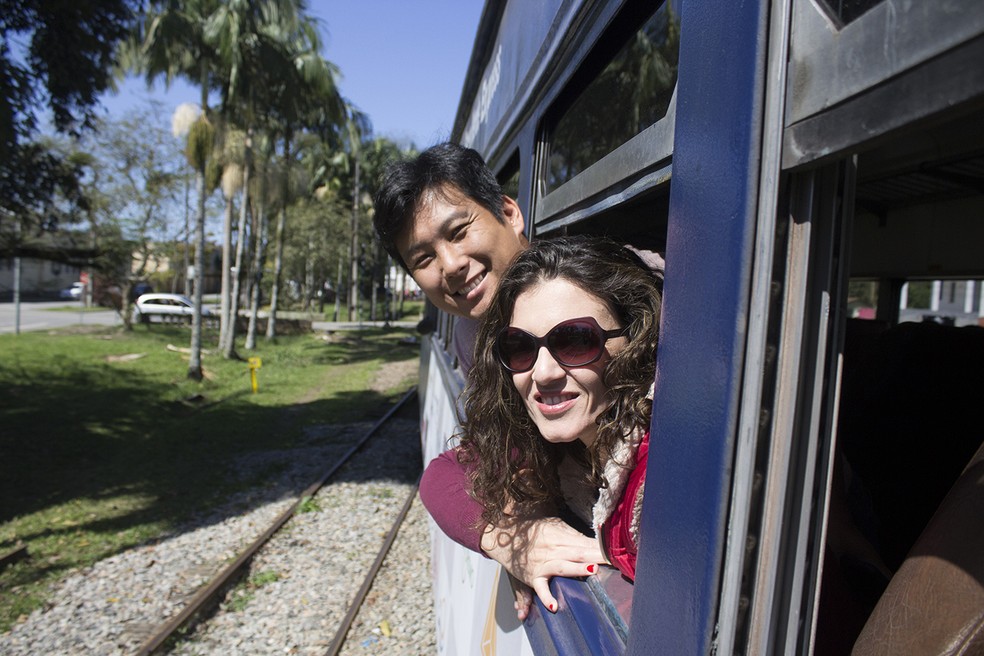 Chegando em Morretes, enquanto o trem está parado é possível fazer uma foto em segurança com parte do corpo para fora da janela.  — Foto: Marcio Kubo