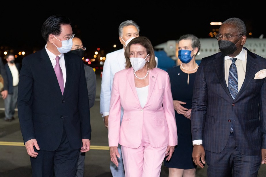 Presidente da Câmara dos Deputados dos EUA, Nancy Pelosi, pouco depois de chegar a Taipé