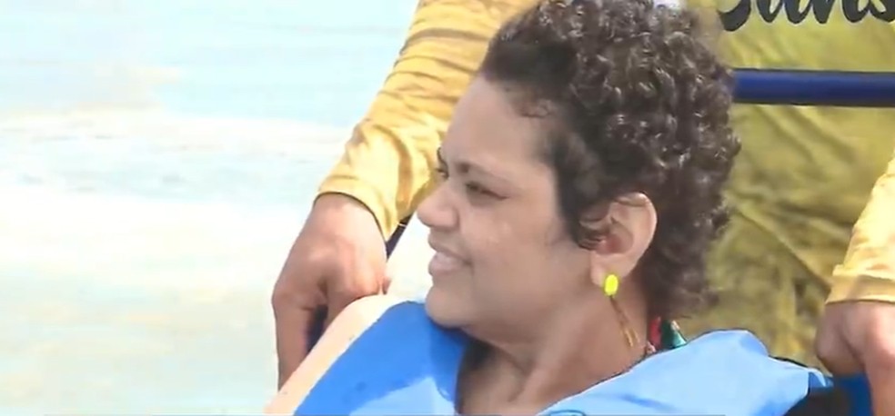 Mulher com câncer de colo do útero realiza sonho de conhecer o mar pela primeira vez — Foto: Reprodução /TV Clube
