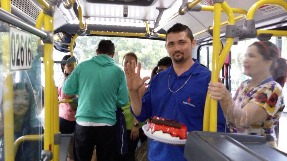Motorista que tem amizade com passageiros que utilizam o ônibus que ele dirigia todos os dias (Foto: Aviação Fortaleza/Divulgação)