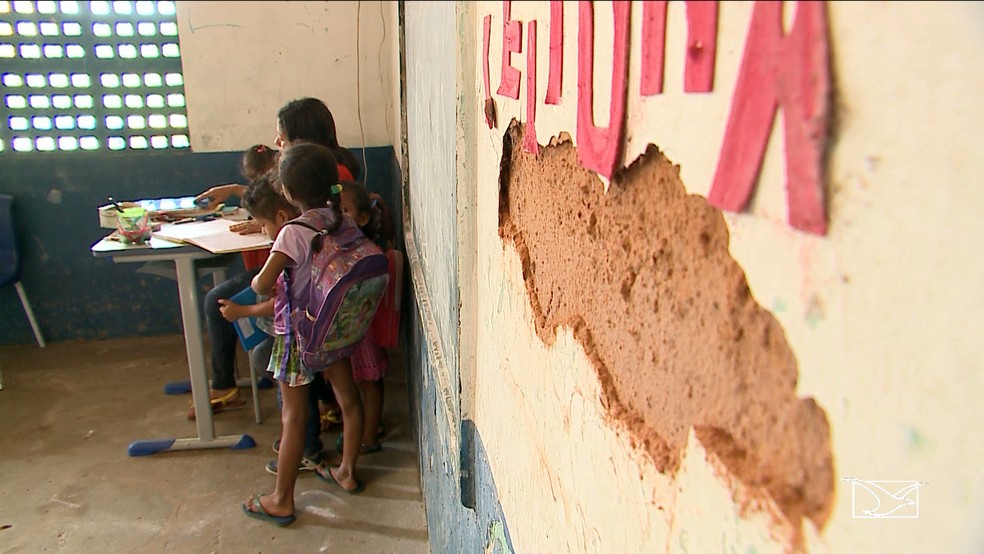 Buraco em parede ao lado do quadro negro em escola de Anajatuba (Foto: Reprodução/TV Mirante)