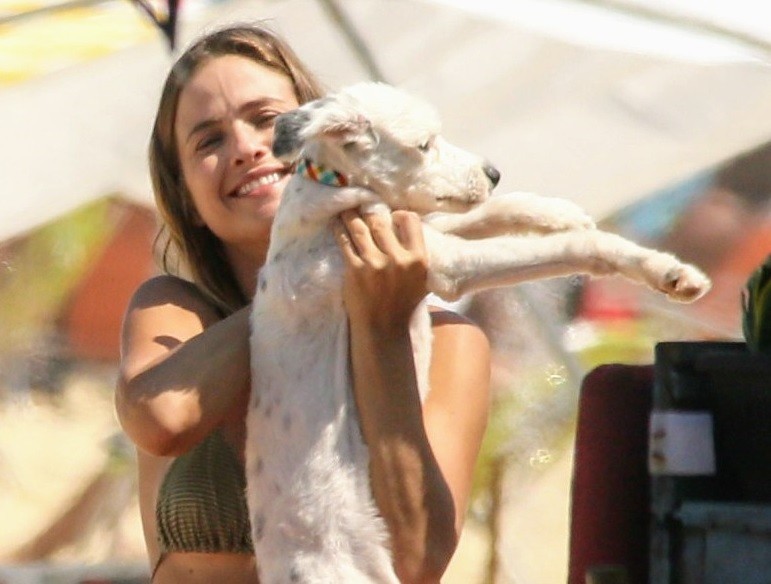 Luiza Valdetaro e o cãozinho Denver (Foto: Daniel Delmiro/AgNews)