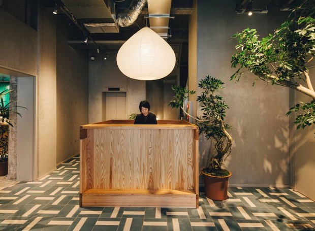 O charme e a leveza do estilo japonês estão no piso de azulejos geométricos, na madeira em tons claros e nas plantas (Foto: Yikin Hyo./ Designboom/ Reprodução)