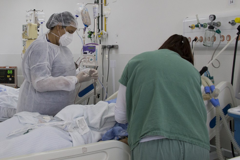 Profissionais da saúde atendem paciente com Covid-19 em leito na Unidade de Terapia Intensiva (UTI) do hospital do bairro Imirim, na zona norte de São Paulo, nesta quinta-feira (6). — Foto: MISTER SHADOW/ASI/ESTADÃO CONTEÚDO