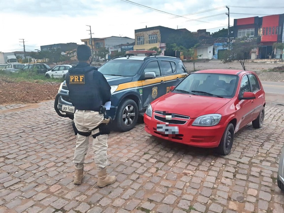 Carro é recuperado na BR-316 em Ouricuri, no Sertão de Pernambuco.  — Foto: Polícia Rodoviária Federal 